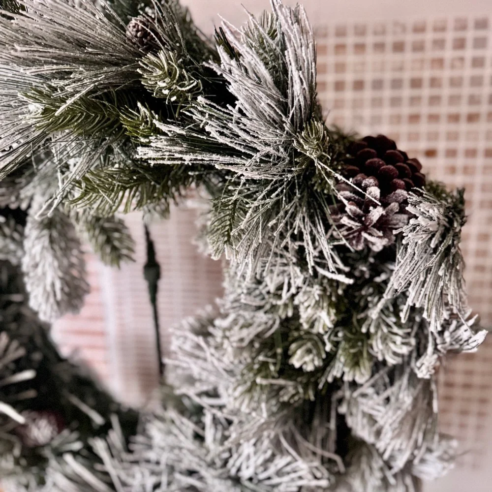NWT Von Maur Frosted Holiday Wreath with Lights